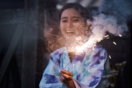 手拿烟花的和服美女图片