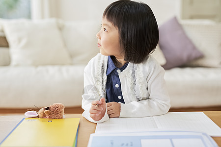 幼儿孤独的担心女孩儿童生活方式学习图片