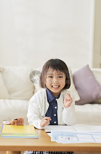 家庭日本人孩子气的女孩儿童生活方式学习图片