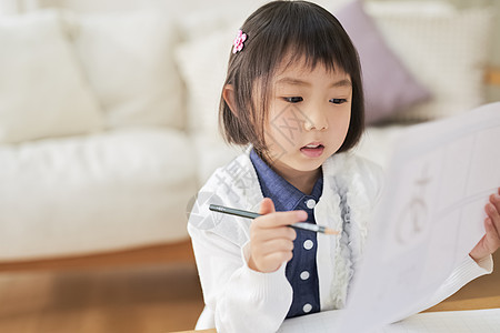 亚洲年轻的女孩上半身女孩儿童生活方式学习图片