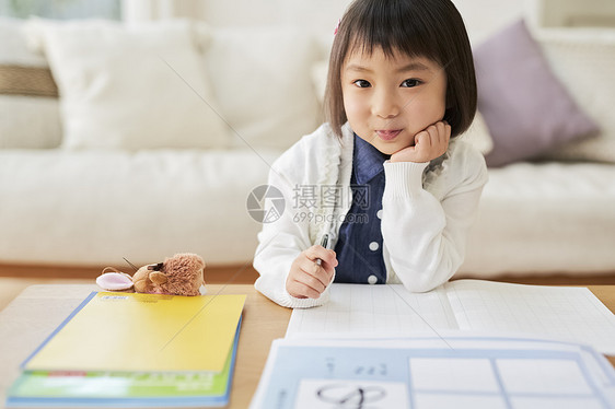 单人佣人孩子气的女孩儿童生活方式学习图片