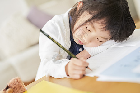 小女孩居家学习图片