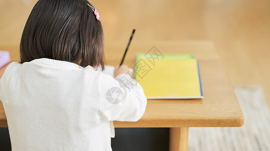 写作全力以赴留白女孩儿童生活方式学习图片