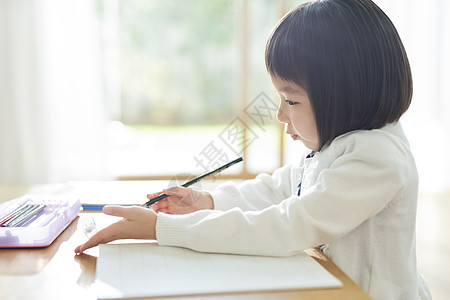 学前班儿童家庭户内女孩儿童生活方式学习图片