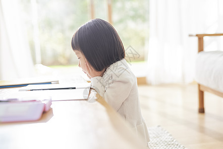 认真学习的小女孩图片