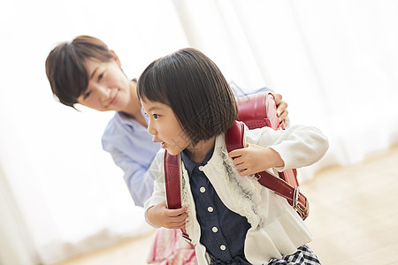 背着孩子的妈妈图片 背着孩子的妈妈素材 背着孩子的妈妈高清图片 摄图网图片下载