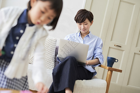 居家办公的妈妈图片