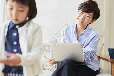 居家办公看女儿的妈妈图片