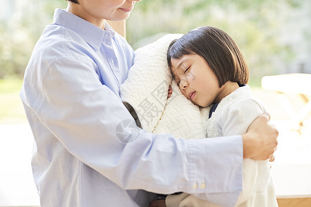 女孩将头靠在毛巾上感受毛巾的柔软图片