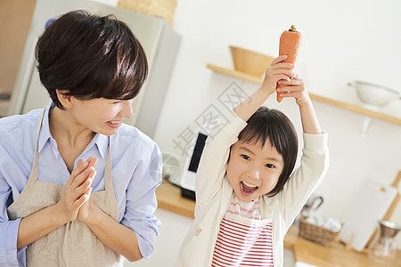 女孩将胡萝卜举高图片