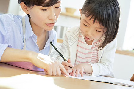 丰胸年轻的女孩老师父母和孩子的生活方式图片