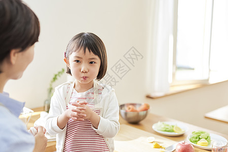 女小学生家人父母和孩子的生活方式图片