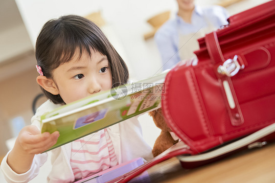 房屋女孩们高兴儿童女孩入场图片