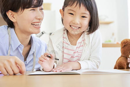 女生半身照日本人父母和孩子的生活方式图片