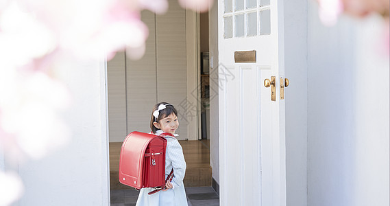 乐趣背着一人儿童女孩入场图片