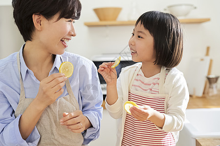 人类生机勃勃壮年父母和孩子的生活方式图片