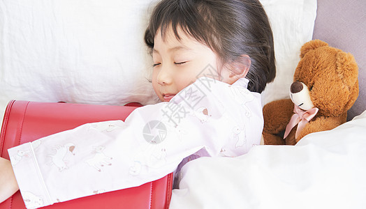 清晨抱着书包睡觉的女孩图片
