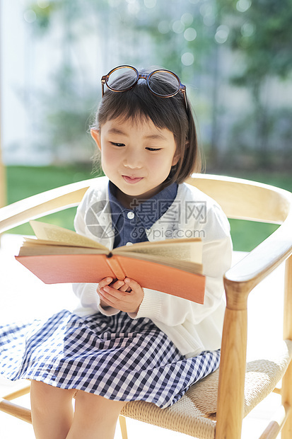 阅读书的儿童图片