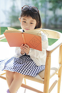 读书的小女孩图片