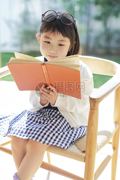 读书的小女孩图片