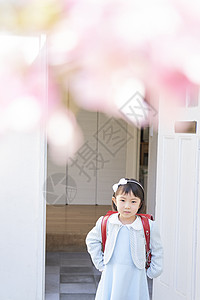 背着书包准备去上学的小女孩图片