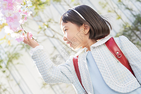 背着书包准备去上学的小女孩图片