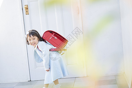 背着书包准备去上学的小女孩图片
