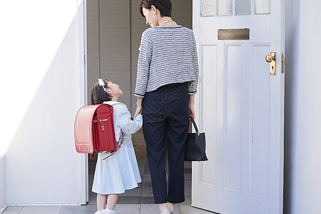 妈妈送小女孩去上学图片