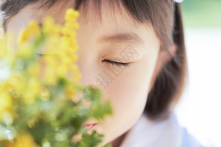 闻着花香的可爱小女孩图片