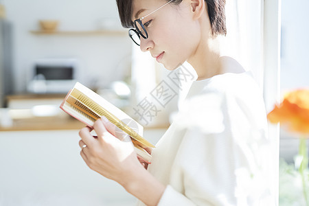 阅读书籍的年轻女性图片