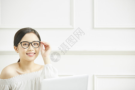 戴着黑框眼镜微笑的年轻女子图片