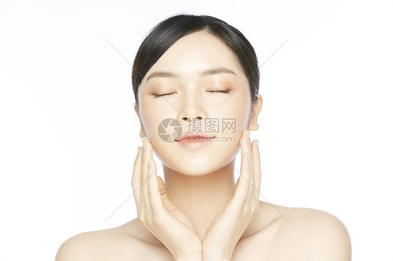 护肤女性洗脸动作图片