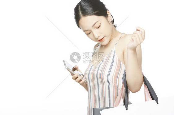 夏日女孩手拿购物袋图片