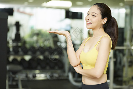 微笑穿运动服的健身女人图片