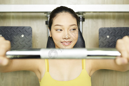 健身房练习平板卧推的女人图片