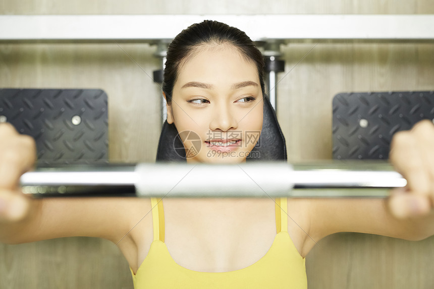 健身房练习平板卧推的女人