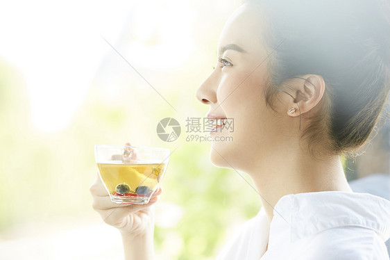 假期女人放松喝茶时间图片