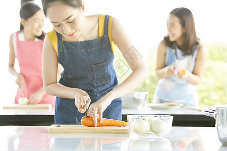 假日妇女们愉快的上烹饪课图片