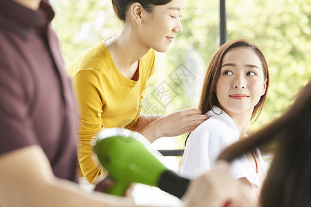 青春自然的女人做美容美发图片