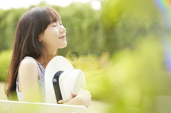 度假村的幸福女人图片