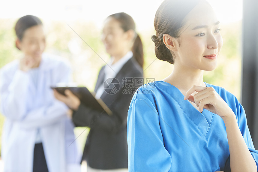 医院办公室前的微笑女护士图片