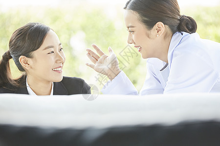 女医生跟职业女性愉快交谈图片