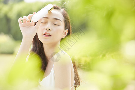 户外护肤美丽的女人图片