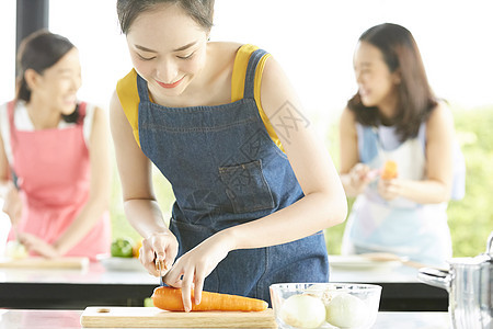 乐趣年轻女人上烹饪课图片