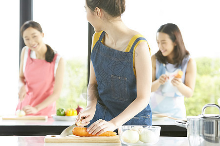 乐趣年轻女人上烹饪课图片