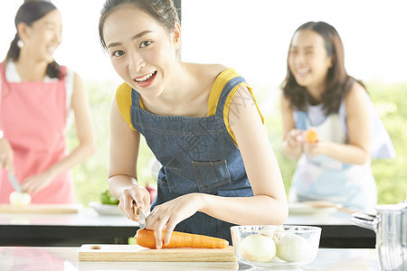 一起学习烹饪的年轻女性图片