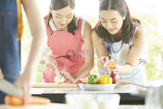 一起学习烹饪的年轻女性图片