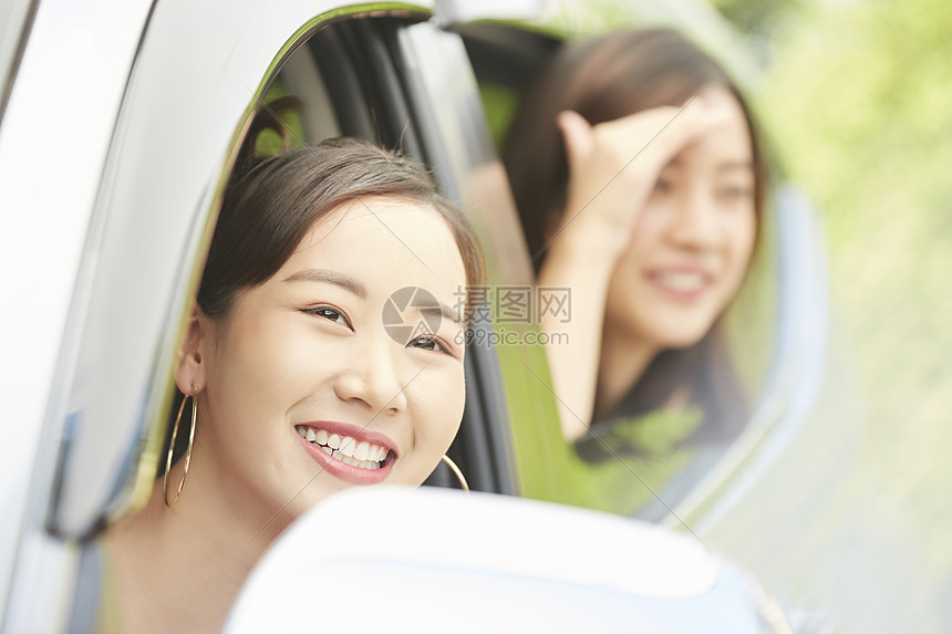 闺蜜女孩汽车出行图片