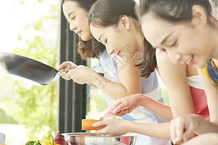 漂亮可爱的女人做饭图片