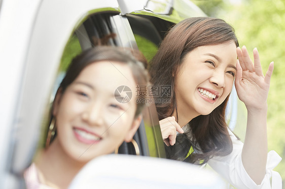 年轻女人自驾游旅行图片